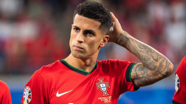 "Барселона" объявила о возвращении Жоау Канселу