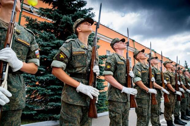Тренировка роты почетного караула Преображенского полка в Москве