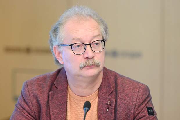 На соведущего Малышевой нагадила птица в эфире «Жить здорово!»