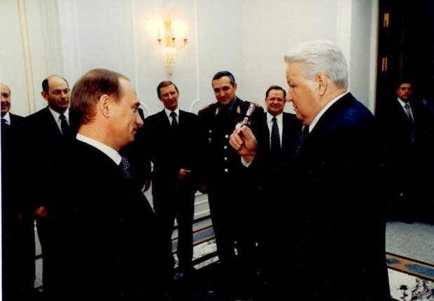 Ельцин дарит Путину ручку, которой был подписан его указ об отставке, 1999 год. интересно, люди, фото