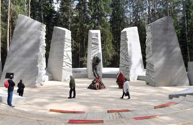 Памятник расстрелянным польским офицерам