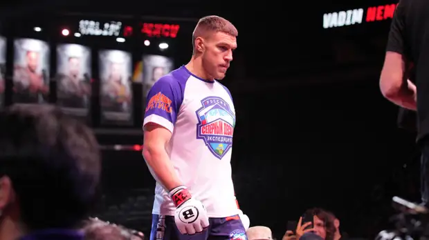 Кровь на полу и победа болевым на руку: как Немков сразил Энгликаса и защитил титул чемпиона Bellator