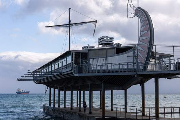 Простоял 27 лет и пережил три имени: легендарный ресторана-галеру на набережной Ялты могут снести