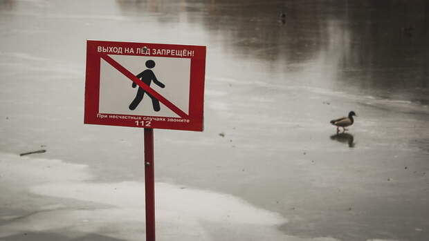 А они всё лезут: в Приморье горе-рыбаки продолжают «трепать нервы» на льдинах