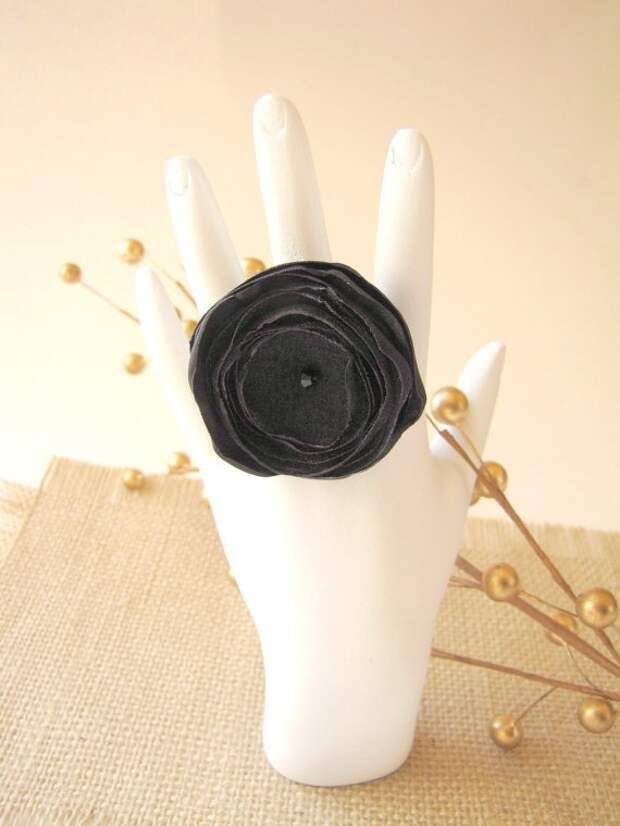 Кольцо с ручной атласа и органзы цветов All Black