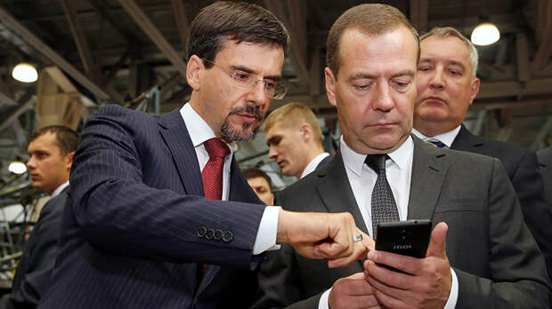 Медведеву подарили российский смартфон Inoi R7: реакция соцсетей Inoi, импортозамещение, иной, медведев, смартфон