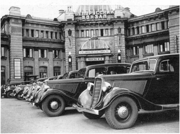 Фото кон. 1930-х гг. Стоянка такси у Белорусского вокзала москва, московское такси, ретро фото, такси