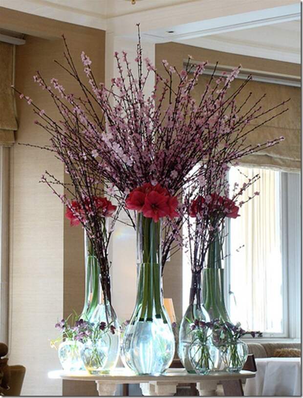 Что кроме цветов можно поставить в вазу. Вазы для декора интерьера. Искусственные цветы в интерьере. Декоративные цветы для интерьера в вазу. Композиция в напольной вазе.