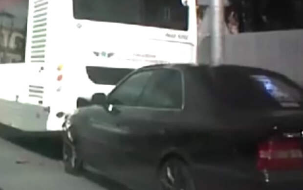 В центре Рязани легковой автомобиль врезался в автобус