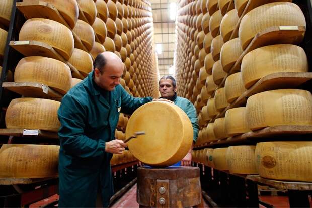 Столь нетривиальным способом в Италии поддерживают производителя сыра. /Фото: vilingstore.net