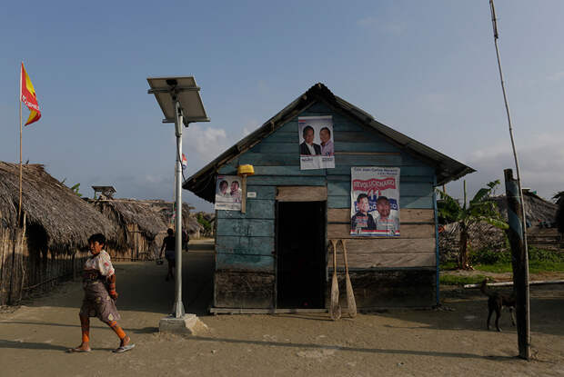 Дом с солнечной батареей в Гуна-Яла  — автономном управлении индейцев гуна на севере Панамы. Апрель 2014 года. 