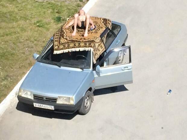 Крыши автомобилей - хит этого сезона Крыши автомобилей - хит этого сезона водоем, загар, курорт, наглость, плавки, пляж, прикол, юмор