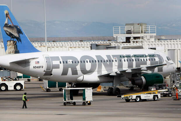 Пассажирский самолет едва не столкнулся с грузовиками в аэропорту США