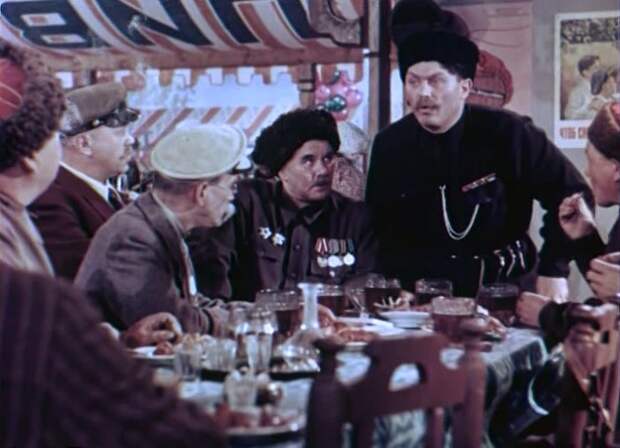 Кадр из к/ф «Кубанские казаки» (1949). | Фото: kinodisk.com. Кадр из к/ф «Кубанские казаки» (1949). | Фото: kinodisk.com.