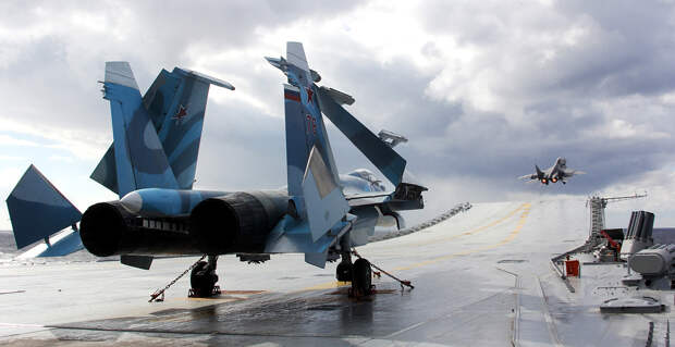 Истребители Су-33 и МиГ-29К на палубе авианесущего крейсера "Адмирал Кузнецов" Андрей Лузик/пресс-служба Северного флота/ТАСС