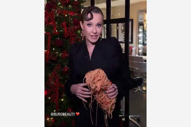 «Я пришла просто поговорить»: Ксения Собчак продемонстрировала сумку-спагетти за четверть миллиона рублей