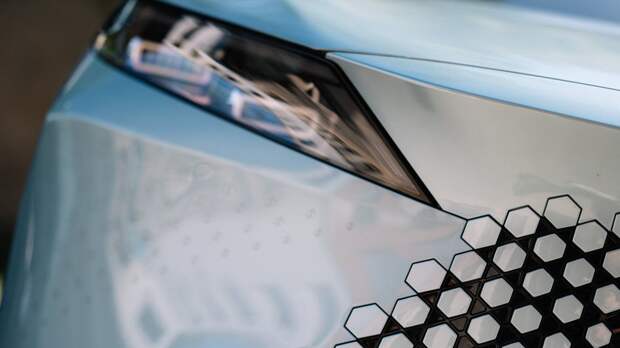 В топовой модели Supreme Omoda C7 она дарит владельцу особое световое шоу при отпирании и запирании автомобиля с помощью едва заметного рисунка вырезов в углах переднего бампера