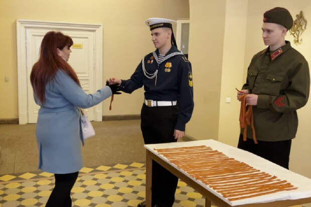 В Санкт-Петербургском Адмиралтействе прошла акция «Георгиевская ленточка»