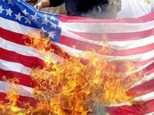 В Греции в ходе массовой демонстрации протестующие сожгли флаг США