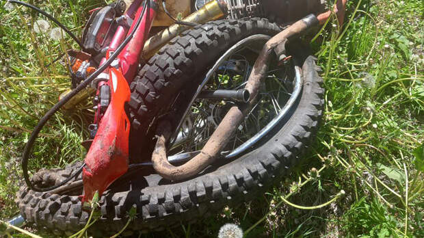 Мотоциклист без прав погиб, врезавшись в машину в Приморье