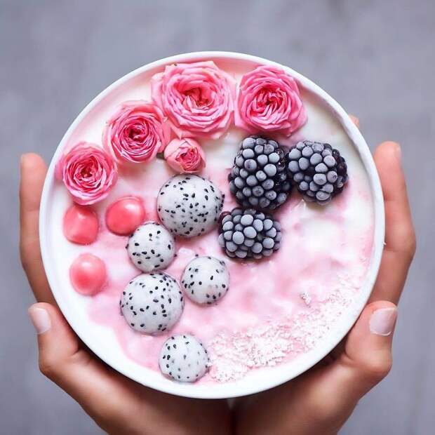 Розовые бутоны, замороженная ежевика и белые шарики из вкусного и полезного экзотического плода питахайи.