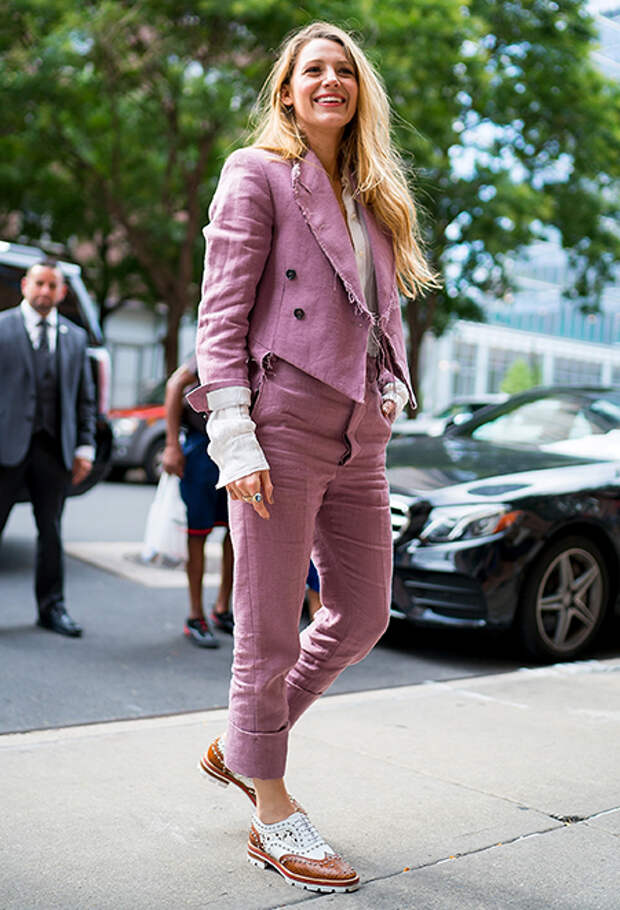 Блейк Лайвли в льняном костюме Vivienne Westwood и рубашке Sonia Rykiel