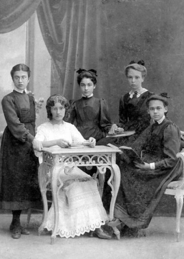 Вот как выглядели восьмиклассницы раньше и сейчас