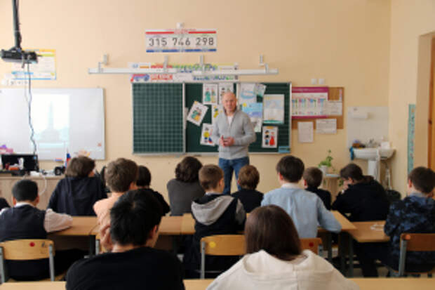 В Новгородской области полицейский и общественник рассказали школьникам о геноциде советского народа