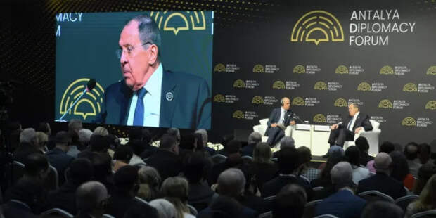 Мир стоит на пороге эпохи отказа от старых привычек – Лавров