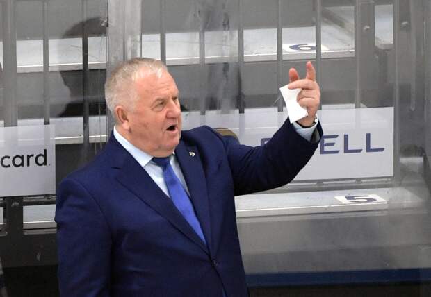 Бывшего тренера сборной России по хоккею лишили вида на жительство в Латвии