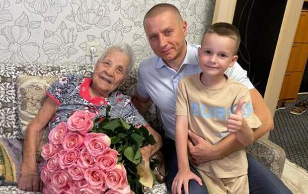 Депутат Андрей Анашкин поздравил Почетного гражданина Краснодара Марию Губину с 102-летием