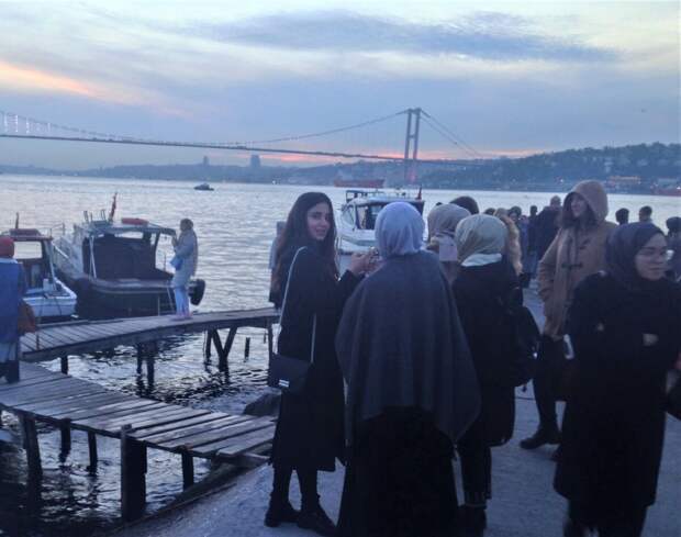 Тот редкий случай, когда в кадр попала симпатичная турчанка. Стамбул. Фото автора