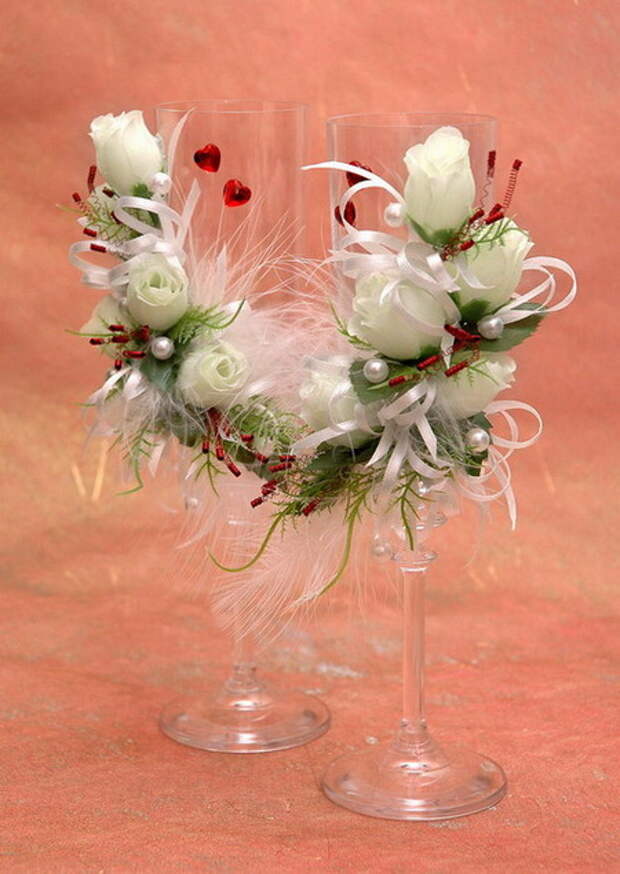 Свадебные бокалы, украшенные белыми розами