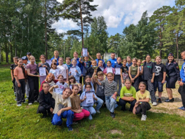 В Курганской области полицейские и член Общественного совета при УМВД провели мероприятие в рамках акции «Зарядка со стражем порядка» в детском оздоровительном лагере