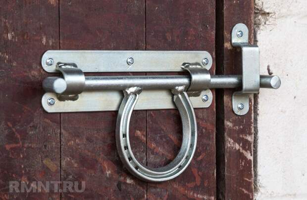 Шпингалет с ручкой в форме подковы