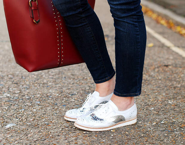 Skinny jeans, white and silver brogues