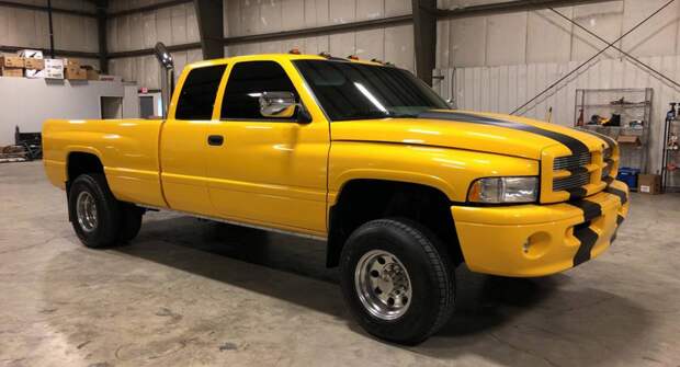 На продажу выставлен уникальный пикап Dodge Ram 1997 года за 2 300 000 рублей