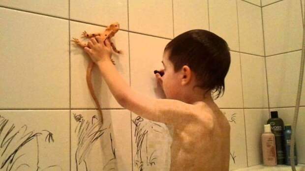 Мать мыла сына и увидела что-то странное у него на спине. Она тут же обратилась за помощью