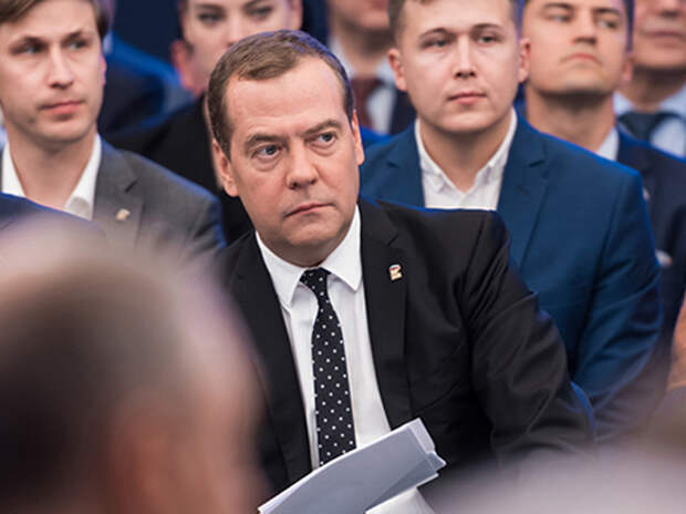 Заткнуть фонтан и смотреть людям в глаза: перестройка «Единой России» Заткнуть фонтан и смотреть людям в глаза: перестройка «Единой России»