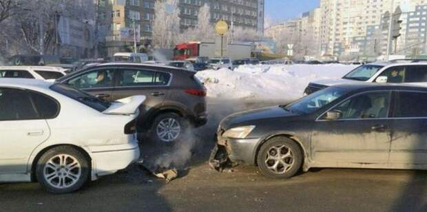В Новосибирске автовладелец затонировал заднюю оптику и сразу попал в ДТП