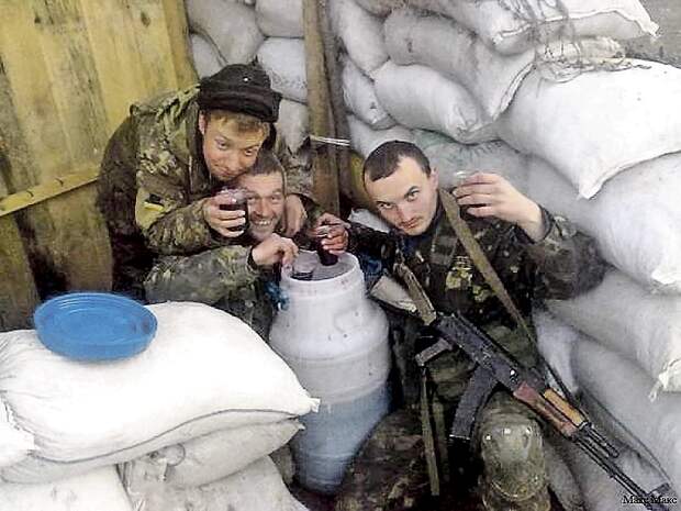 По традиции раз в месяц украинские бойцы уходят в запой. Фото: vk.com