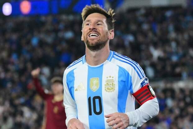 Лионель Месси собрал Кубок мира из Lego — точная копия с мини-фигуркой внутри