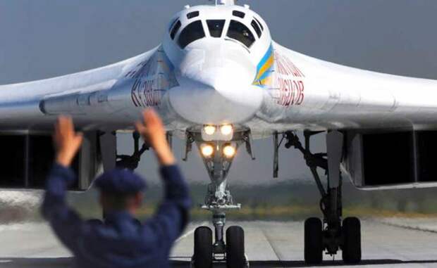 На фото: сверхзвуковой стратегический бомбардировщик-ракетоносец Ту-160