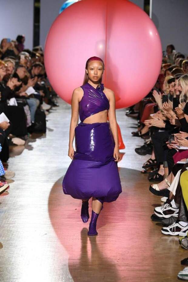 Скандинавский дизайнер показал свой взгляд на современный мир моды и создал оригинальную коллекцию, одев моделей в воздушные шары