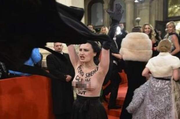 Активистка Femen оголилась перед Порошенко на Венском балу