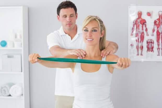Во время занятий фитнесом также выполняй упражнения на улучшение осанки, это поможет тебе избежать многих проблем со здоровьем