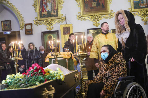 Телеведущий Малахов прислал венок на прощание с цирковой артисткой Леонтенко