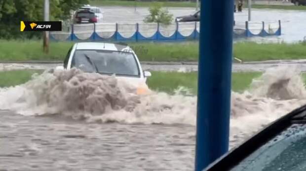 Ураган затопил дороги и повалил деревья в Новосибирске