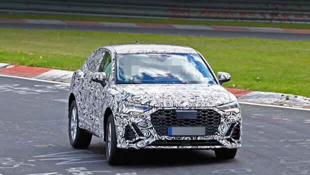 Audi q3,Audi q3 sportback,Audi a8,Audi q8. В прошлый раз фотошпионы, дабы скрыть место съёмки, пририсовали к реальной машине другой задний фон. Теперь честно: новая «кушка» отснята на Нюрбургринге.