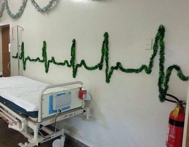Тематические декорации в больнице. | Фото: Демотиваторы.